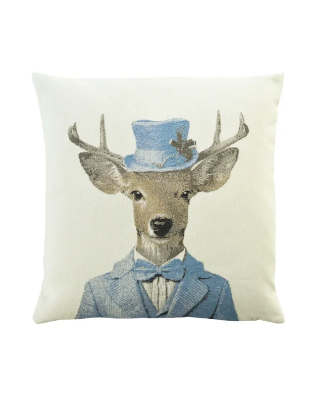 Hirsch Kissenbezug "Dandy" von Sander. Der dargestellte Hirsch trägt einen blauen Anzug mit Weste und Sakko, dazu die passende Fliege und einen Zylinder mit Kleeblatthutschmuck. Er blickt aufrecht stehend in den Raum und zeigt ein angedeutetes Lächeln.