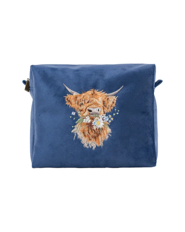 Große Kosmetiktasche von Wrendale Designs mit Hochlandkuh-Stickerei, freigestellt auf weißem Hintergrund.