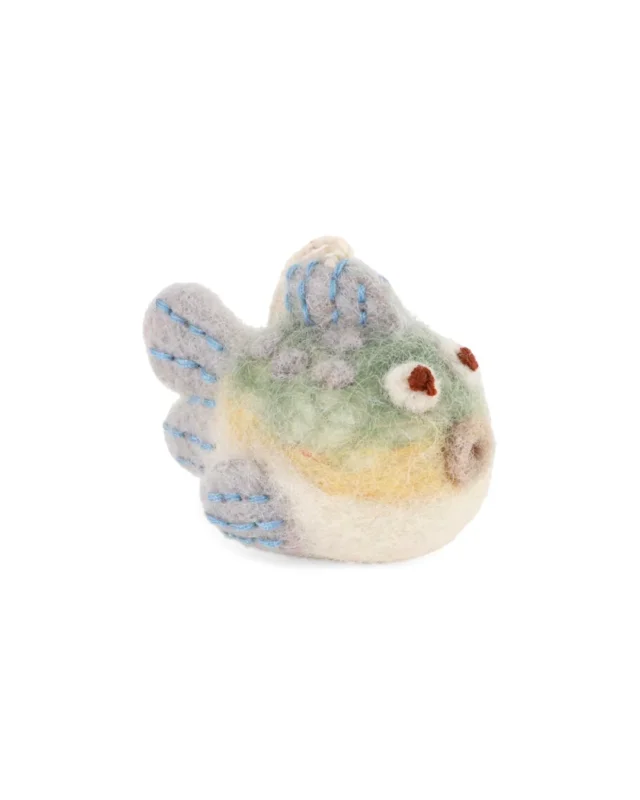 Filzanhänger Kugelfisch von Gry & Sif in Grün und Naturtönen mit kleinen Flossen und gestickten Details vor hellem Hintergrund