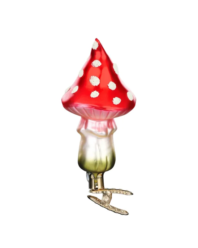 Handgefertigtes Fliegenpilz Ornament von Inge Glas mit spitzem Pilzhut. Der Stielansatz ist grünlich, geht dann ins weiße über und mündet schließlich im rot-weiß getupften Fliegenpilzhut.