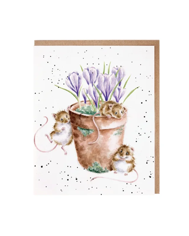 Mäuse Grußkarte „Garden Friends“ von Wrendale Designs mit drei Mäusen und lila Krokussen in einem Blumentopf. Die Karte zeigt das detaillierte, handgezeichnete Motiv auf weißem Hintergrund mit brauner Umschlagkante.
