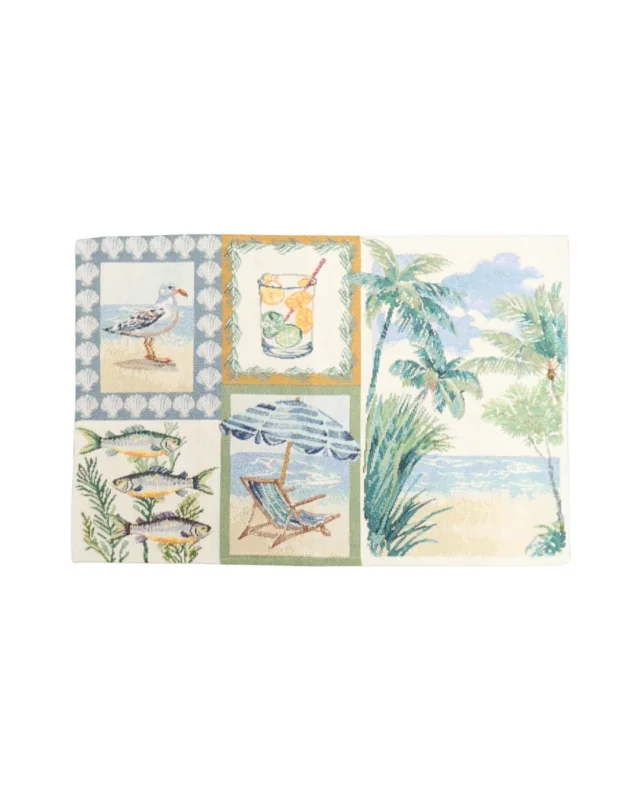 Vollanischt des Motivs vom Sommer Gobelin Tischset "Costa" von Sander auf einem Holztisch. Das Motiv zeigt einen Strand, Palmen, ein Erfrischungsgetränk und andere sommerliche Motive. Die Farben sind eher blass als kräftig.