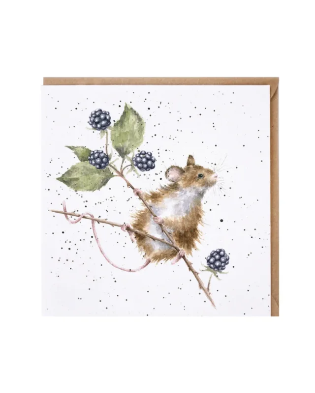 Maus Grußkarte "Brambles" zeigt eine braune Feldmaus welche sich mit Pfoten und Schwanz an einem Brombeerzweig festhält. Das von Designerin Hannah Dale gemalte Motiv wirkt durch seine natürlichen Farben sehr lebensnah.