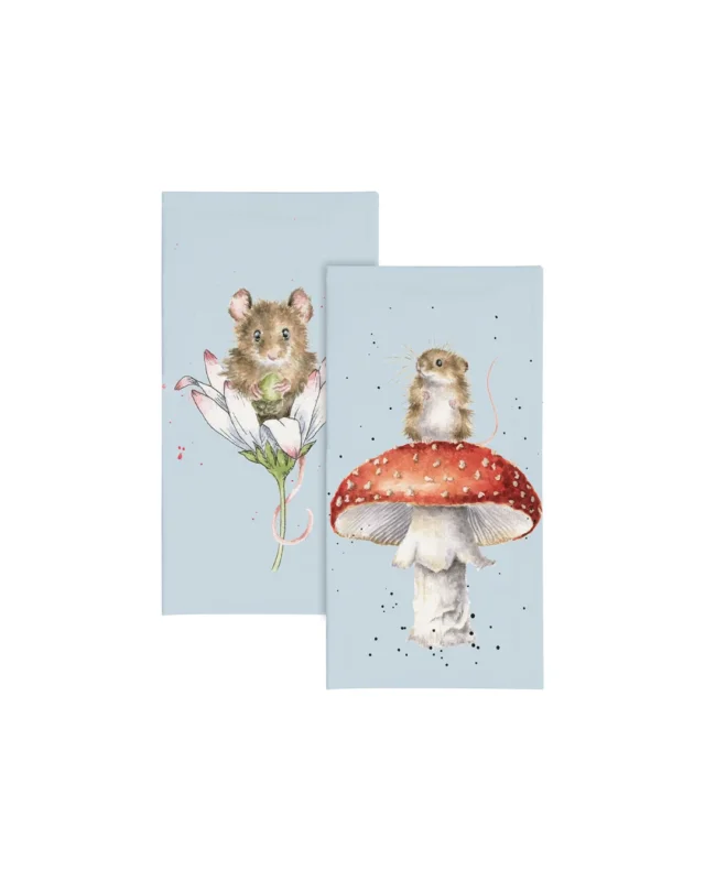 Maus Taschentücher von Wrendale Designs mit einer Maus in einer weißen Blüte auf der Vorderseite und einer Maus auf einem roten Fliegenpilz auf der Rückseite – beide auf hellblauem Hintergrund. Die Taschentücher sind vor weißem Hintergrund dargestellt.