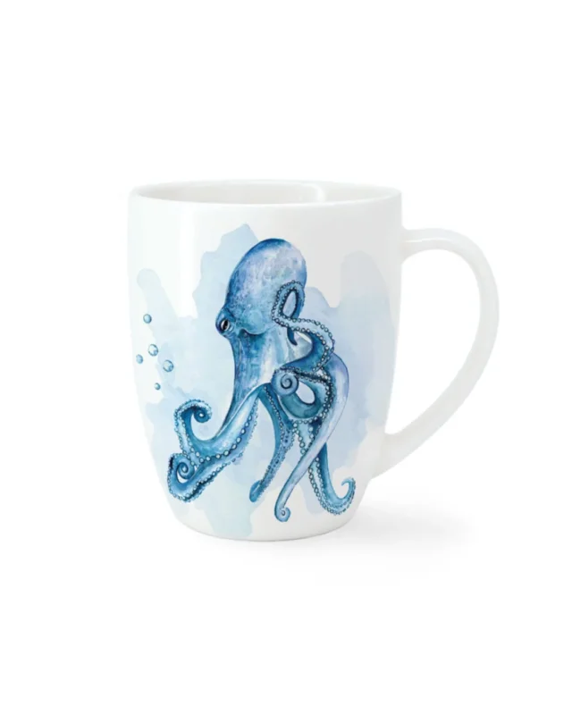 Vorderseite der Meerestier Tasse "Octopus Jellyfish" von Maluu vor weißen Hintergrund. Auf dem Motiv ist ein blauer Octopus zu sehen welcher nach links schwimmt.