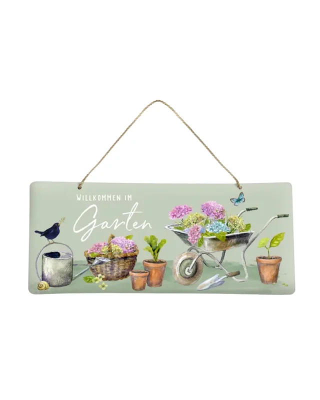 Metallschild „Garten“ vom Grätz Verlag mit Illustration von Daniela Drescher. Motiv mit Schubkarre voller Hortensien, Blumentöpfen, Gießkanne und Vogel, dazu der Schriftzug „Willkommen im Garten“.