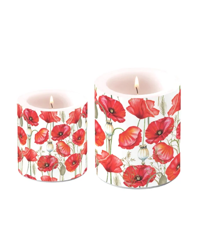 Kleine und große zylindrische Kerze mit Mohnblumen-, Ähren- und Samenkapselmotiv der Marke Ambiente, beide brennend, nebeneinander auf weißem Hintergrund.