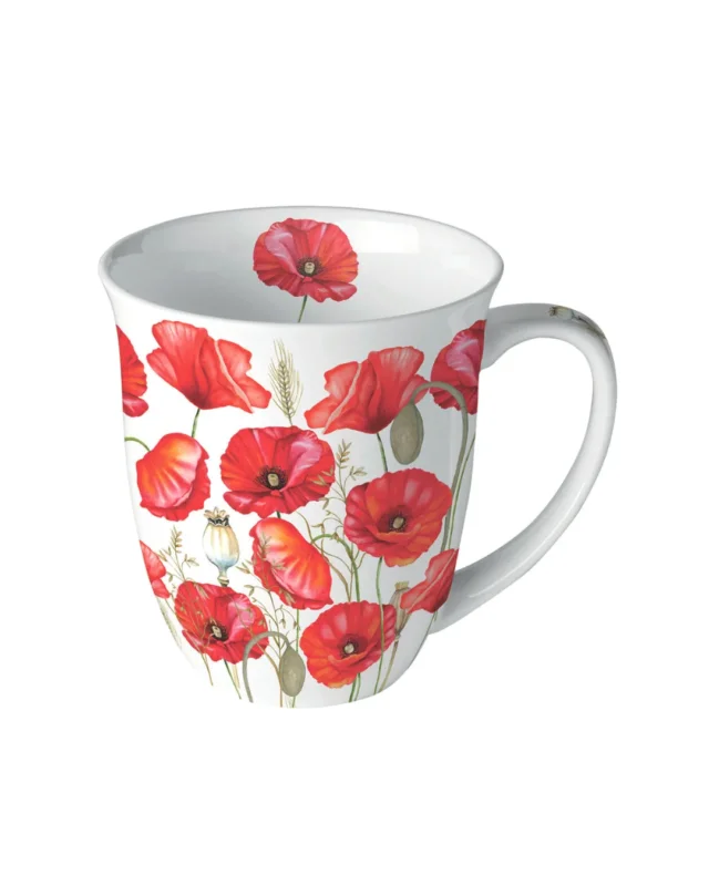 Weiße Keramik-Tasse mit rotem Mohnblumenmotiv, Ähren und Samenkapseln der Marke Ambiente, isoliert auf weißem Hintergrund.