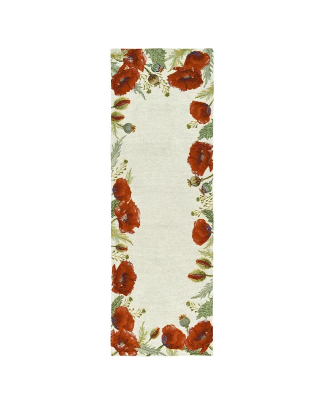 Mohnblumen Gobelin Tischläufer „Poppy Fields“ von Sander mit roten Mohnblüten, Knospen und grünen Blättern auf hellem Grund. Der Läufers liegt auf weißem Hintergrund und zeigt das detaillierte, handwerkliche Design.