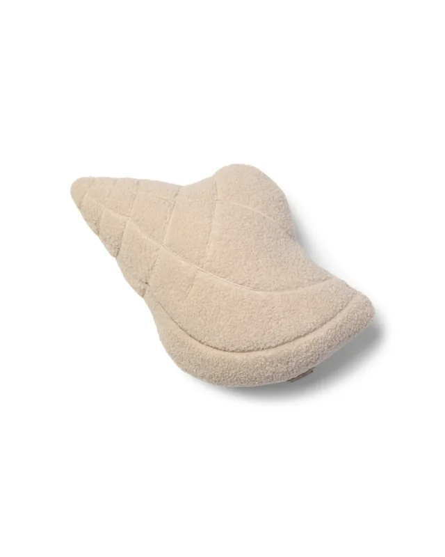 Muschel Kissen "Ocean Shell Box Pillow" von Riviera Maison vor weißen Hintergrund. Das Kissen hat eine Creme Farbe und ist wie eine Muschel geformt.