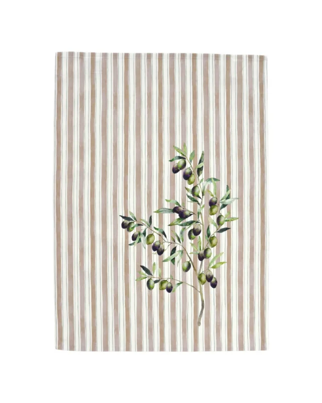 Oliven Geschirrtuch „Olives Kitchen“ von Sander mit grünen und violetten Oliven an einem Zweig auf beige-weiß gestreiftem Grund. Das Tuch hängt auf weißem Hintergrund und zeigt das detaillierte, handgezeichnete Motiv.