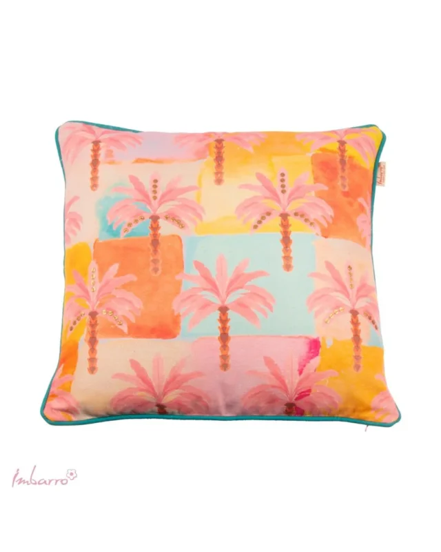 Palmen Outdoor Kissen "Palmera" von Imbarro vor weißen Hintergrund. Das Motiv hat eher blassere Farben aber ist sehr bunt gestaltet. Zu sehen sind viele pinke Palmen vor einer bunt karierten Oberfläche.