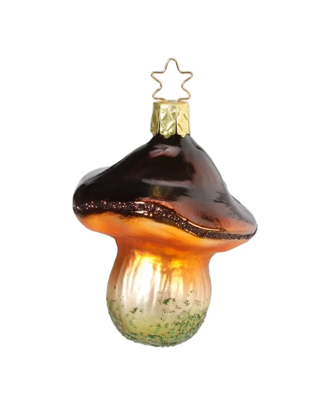 Pilz Ornament "Marone" von Inge Glas zum Aufhängen. In Deutschland handgefertigter Pilzanhänger aus Glas mit weißlichem Pilzstiel, orange-brauner Pilzhutunterseite und einem dunkelbraunen Pilzhut.