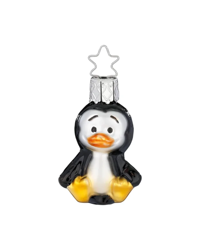Der niedliche Pinguin Weihnachtsbaumschmuck "Peter" ist in Handarbeit in Deutschland produziert. Der sitzende Pinguin trägt den typischen Pinguin Federanzug und schaut freundlich und zugewandt.