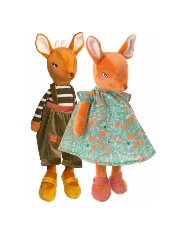 Zwei Reh-Kuscheltiere von Bukowski: „Harald“ in Latzhose mit gestreiftem Oberteil und gelben Schuhen, „Helga“ in türkisfarbenem Blumenkleid mit rosafarbenen Schuhen, nebeneinander stehend.