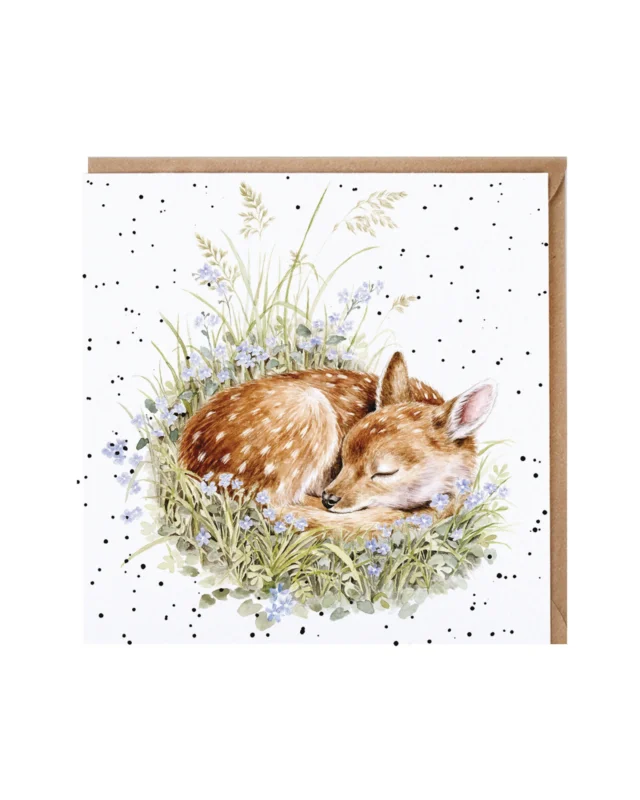 Rehkitz Grusskarte "The Gentle Fawn" von Wrendale Designs vor weißen Hintergrund. Das Motiv ist ein kleines Reh welches eingerollt auf einer grünen Wiese schläft.