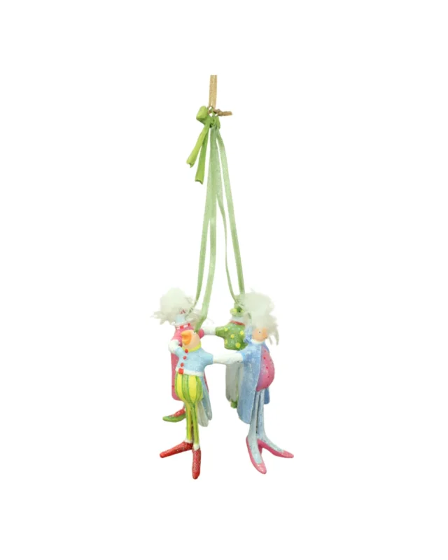 Rückseite des Weihnachts Ornaments "12 Days 4 Calling Birds" von Patience Brewster vor weißen Hintergrund.Das Ornament besteht aus 4 kleinen unten Männchen mit ganz unterschiedlicher Kleidung.