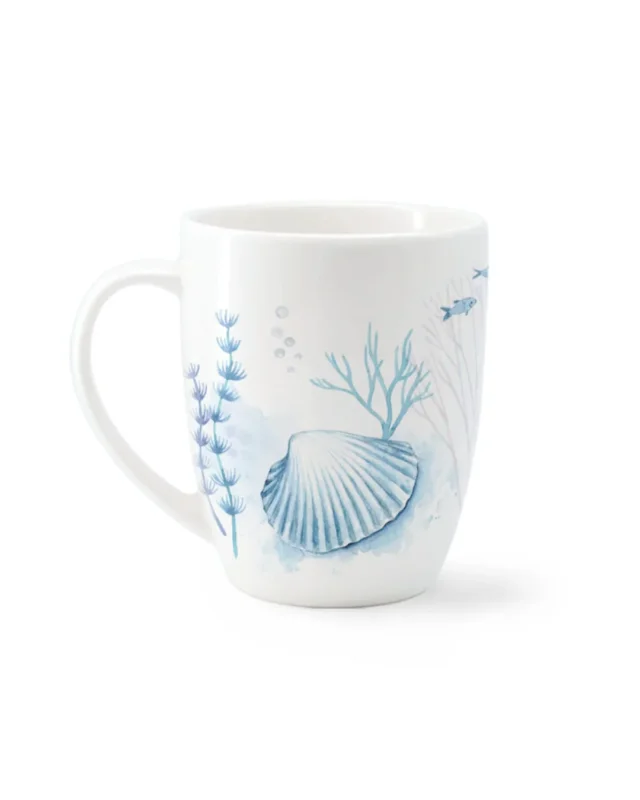 Rückseite der Seepferdchen Tasse "Seahorse Coral" von Maluu. Das Motiv ist eine Muschel welche am Boden des Ozeans liegt. Im Hintergrund sind Fische und Korallen erkennbar.