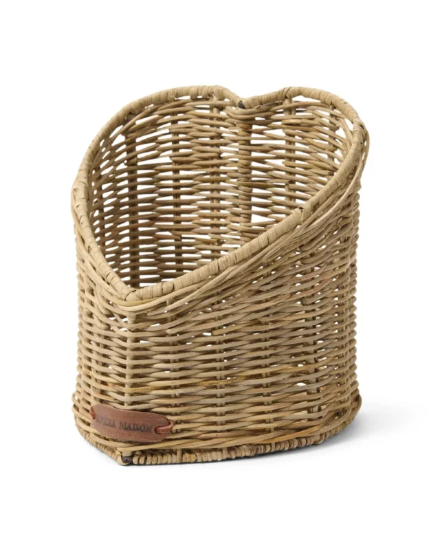 Rustic Rattan "Heart Utensil Holder" von Riviera Maison vor weißen Hintergrund. Das Produkt ist ein Rattan Behälter in Herz form mit der Schrift "Riviera Maison" an der Seite.