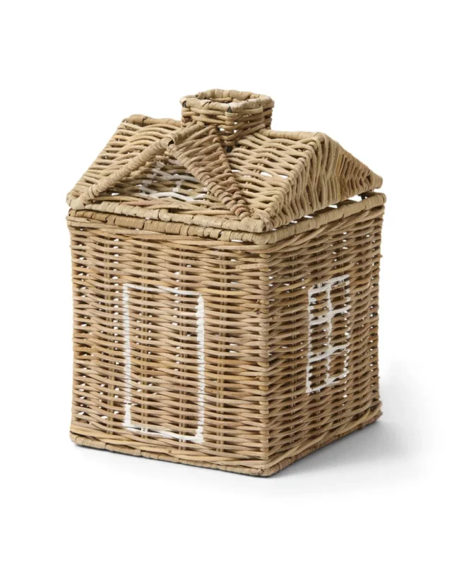 Die House Tissue Box aus Rattan von Riviera Maison ist in Handarbeit robust gefertigt. Das Dach des liebevoll bemalten Häuschens ist aufklappbar und macht die Tissue Box zu einem vielseitig einsetzbaren Dekoelement. Ein besonderer Hingucker, der überall seinen Platz findet – ideal für alle laufenden Nasen, Allergiker und sogar die kalte Jahreszeit!