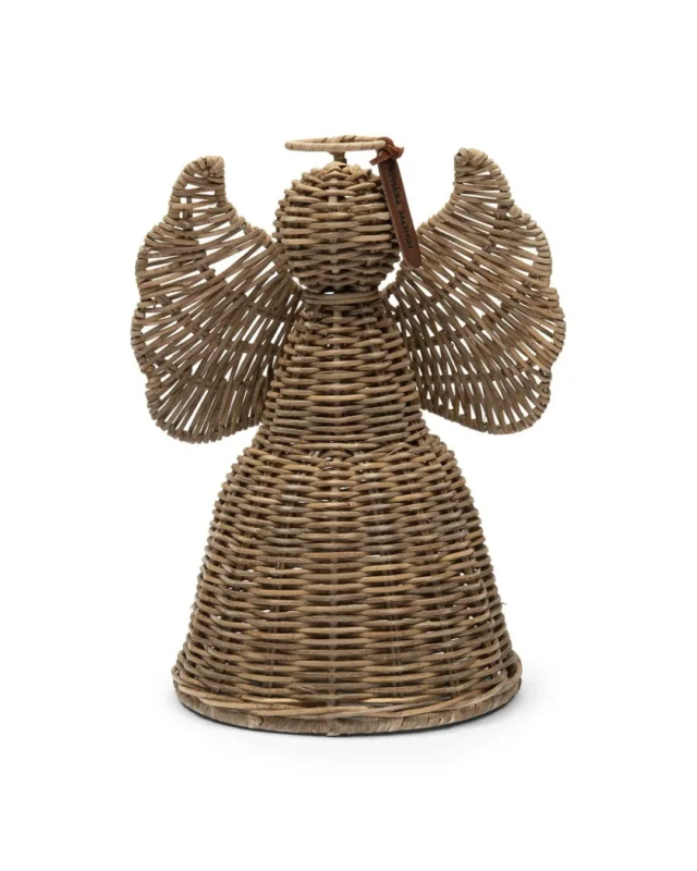 Handgeflochtener Engel aus Rattan mit Flügeln von Rivièra Maison vor weißem Hintergrund.