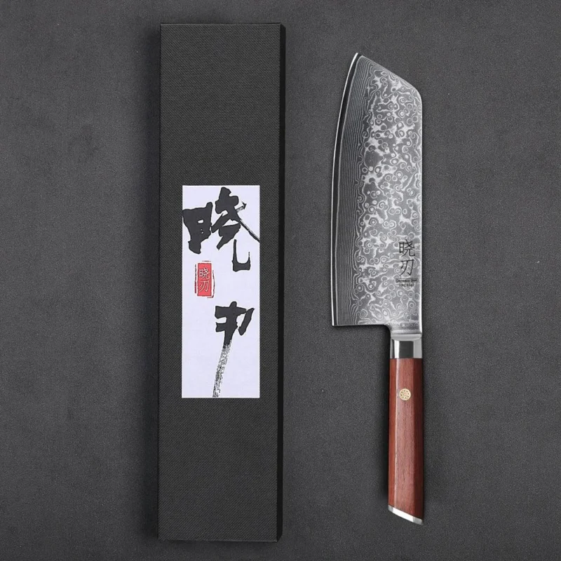Japanisches Damast Küchenmesser mit Holzgriff und Geschenkbox auf schwarzem Hintergrund