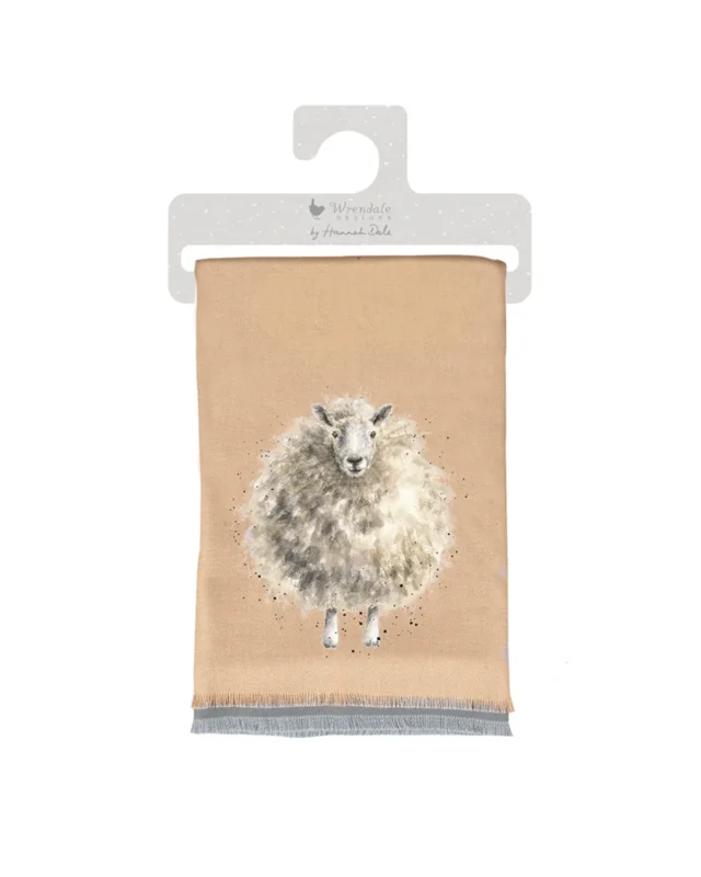 Schaf Schal "The Woolly Jumper" von Wrendale Designs vor weißen Hintergrund. Der Schal ist hellbraun. Das Motiv zeigt ein sehr wuscheliges weißes Schaf welches in die Kamera guckt.