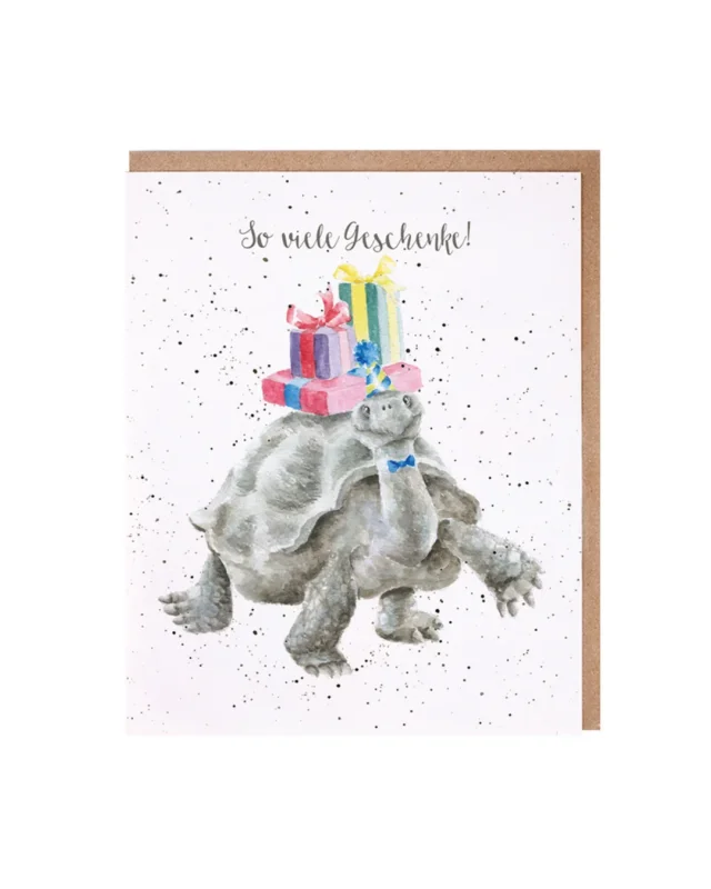 Schildkröten Geburtstagskarte von Wrendale Designs vor weißen Hintergrund. Das Motiv besteht auf einer grauen Schildkröte welche ein Partyhut und Geschenke auf dem Rücken trägt. Oben steht die Aufschrift "so viele Geschenke!".