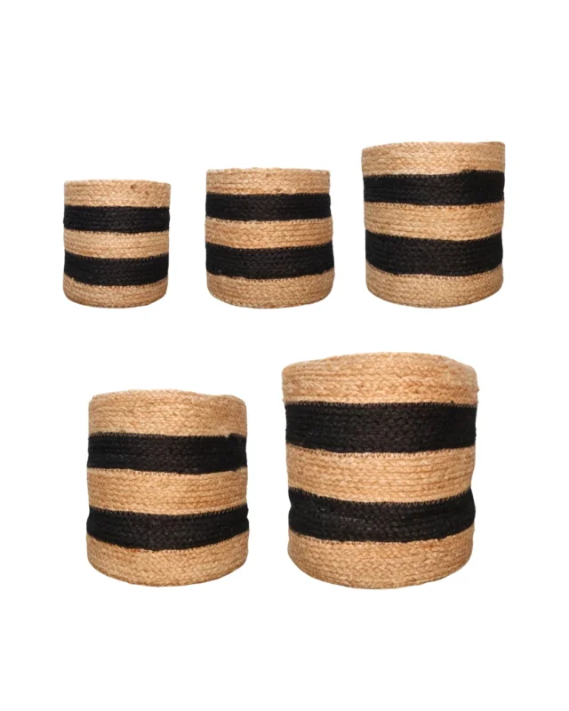 Die Sisal Blumentöpfe in Schwarz Beige sind ein mediterraner Hingucker und für jedes Zimmer geeignet. In Handarbeit produziert überzeugen sie durch ihr lockeres Design und ihre vielseitigen Einsatzmöglichkeiten. Im Inneren ist robuste, wasserdichte Folie angebracht, sodass Gießwasser von Böden und empfindlichen Oberflächen ferngehalten wird. Die Blumentöpfe kommen in fünf verschiedenen Größen, sodass jede Zimmerpflanze das für sie passende Körbchen finden kann.