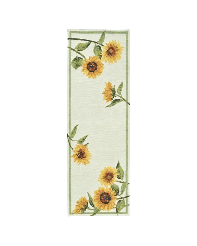 Sonnenblumen Gobelin Tischläufer „Solea“ von Sander mit fünf großen Sonnenblumen und grünen Blättern auf hellem Grund. Der Läufers liegt auf weißem Hintergrund und zeigt das detaillierte, handwerkliche Design.