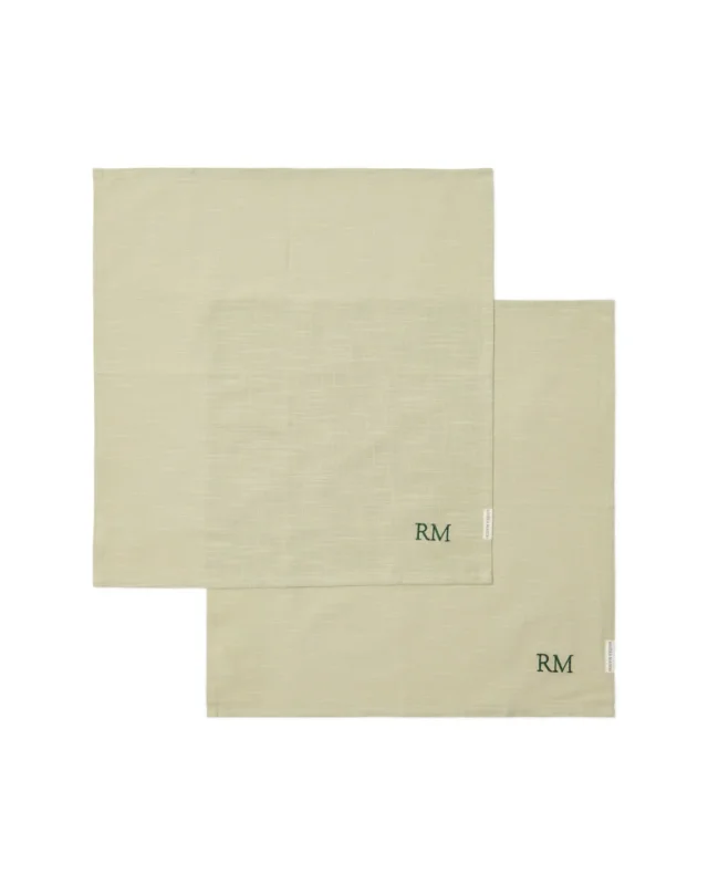 Zwei beige Leinen-Servietten mit Initialen „RM“ von Rivièra Maison, flach ausgelegt auf hellem Hintergrund.