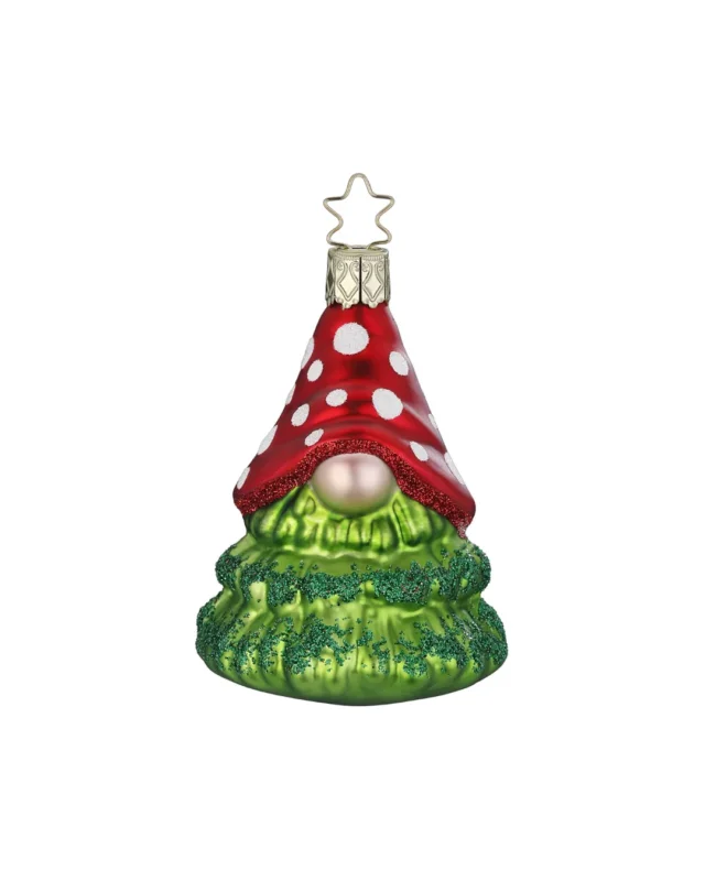 Humorvoller Tannenwich handgefertigt vontel Weihnachtsbaumschmuck von Inge Glas. Der konisch geformte Wichtel hat einen grünen Tannenkörper mit Glitzer Highlights, eine perlenähnliche Knollnase und trägt eine rote, spitze Mütze mit weißen Punkten.