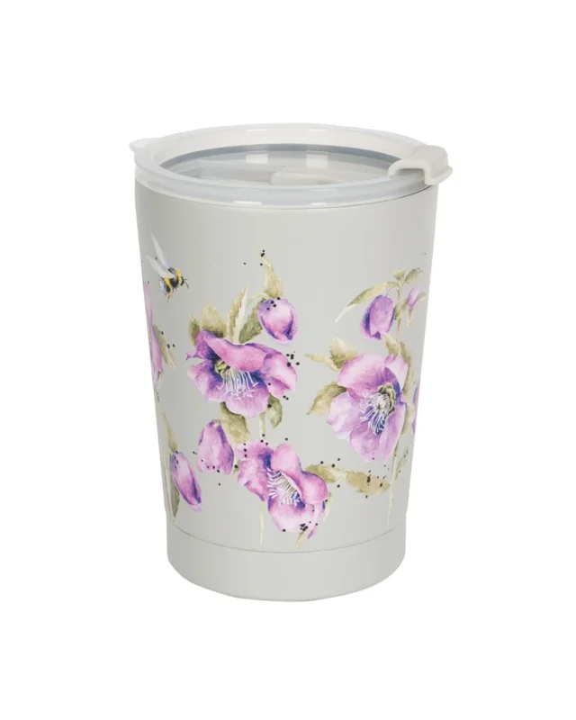 Thermobecher "Hummel Busy Bee" von Wrendale Designs vor weißen Hintergrund. Der Becher ist in einem blassen grün/grau mit einem Lila Blumenmotiv und einer Hummel.