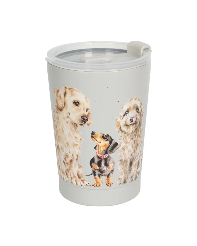 Hunde Thermobecher "A Dogs Life" von Wrendale Design vor weißen Hintergrund. Der Becher ist gäulich und zeigt 2 größere Hunde und einen kleinen Labrador in der Mitte.