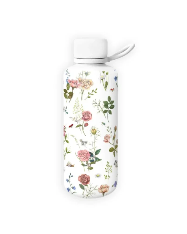 Trinkflasche To Go "Rosengarten" von Grätz Verlag vor weißen Hintergrund. Das Motiv zeigt viele kleine Rosen und Blumen auf einer weißen Flasche.