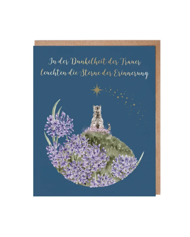 Die Trauerkarte "A Forever Friend" von Wrendale Designs zeigt eine liebevoll von Hannah Dale illustrierte Katze, welche in lila-rosafarbenen Blumen sitzend in Richtung Sternenhimmel aufblickt. Im oberen Drittel der Karte ist in goldenen Lettern der Spruch "In der Dunkelheit der Trauer leuchten die Sterne der Erinnerung" aufgebracht.