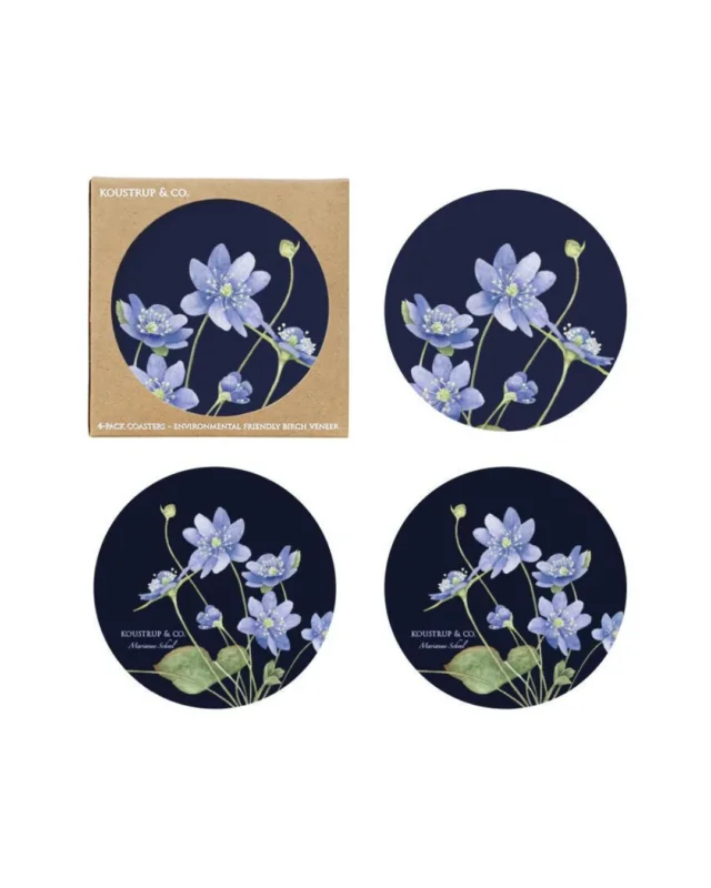 4er Set Untersetzer "Blaue Anemonen" von Koustrup & co mit 2 ähnlichen dunkelblauen Blumenmotiven vor weißen Hintergrund.