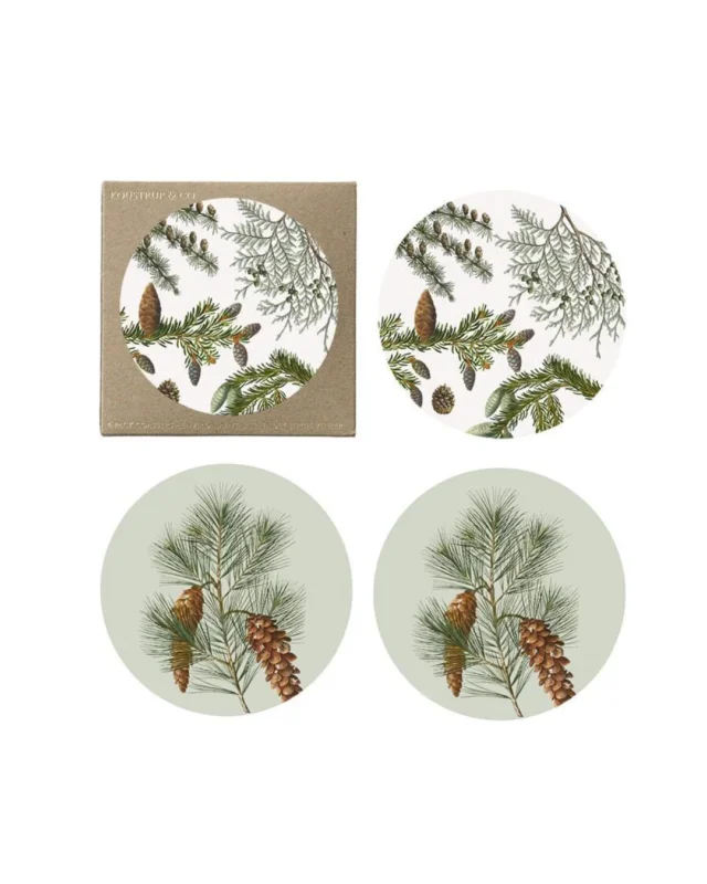 4er Set "Pine Trees" Untersetzer von Koustrup & co mit Kiefer Motiv auf weißen Hintergrund.