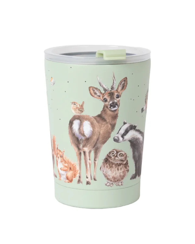Der Waldtiere Thermobecher To Go "Woodland" ist in hellem grün gestaltet. Detailreiche Waldtiere wie Dachs, Eule, Reh, Eichhörnchen und Zaunkönig illustriert von Hannah Dale zieren den praktischen To Go Becher.