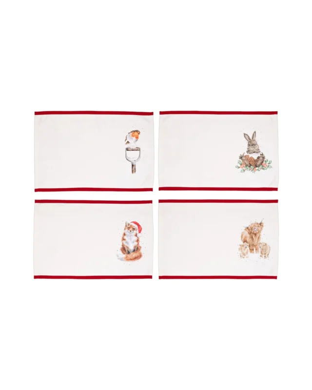 Vier weihnachtliche Tischsets „Winter Woodland“ von Wrendale Designs nebeneinander angeordnet. Die Motive zeigen ein Rotkehlchen, einen Hasen, einen Fuchs mit Weihnachtsmütze und Hochlandkühe, alle mit rotem Rand und in sanften Winterfarben gestaltet.