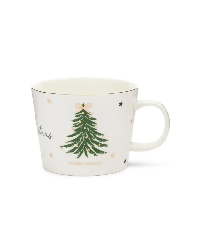 „Weiße Weihnachtstasse von Rivièra Maison mit Tannenbaum-Motiv vor weißem Hintergrund“