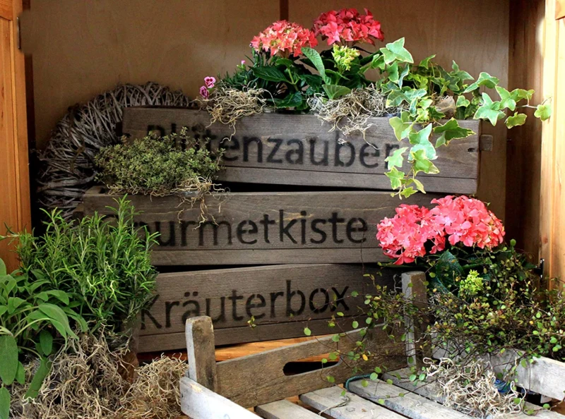 Blumenkasten aus Holz in Braun mit Schriftzug
