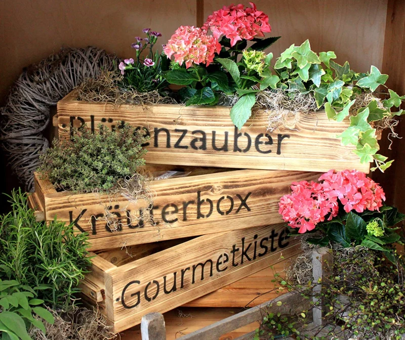 Blumenkasten aus Holz in Geflammt mit Schriftzug