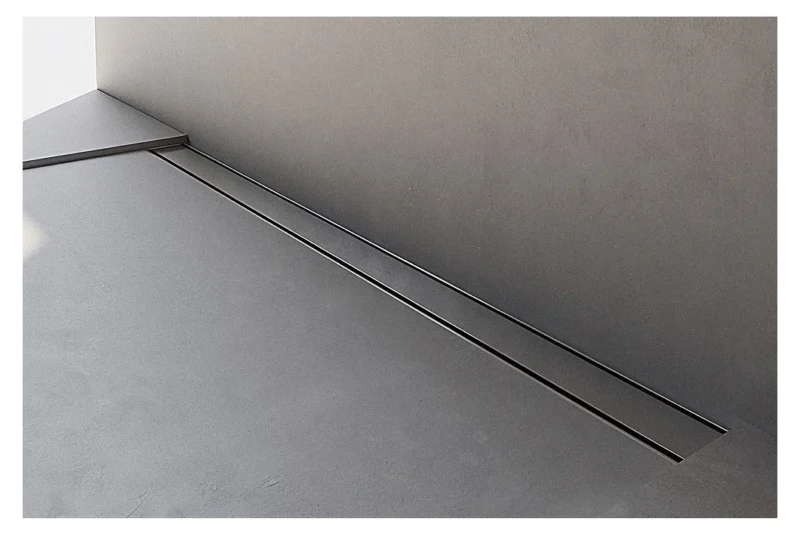 FORMAT Tec Flex-W Duschrinne aus gebürstetem Edelstahl, an der Wand einer bodengleichen Dusche verlegt
