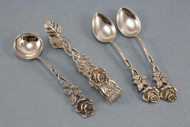 Kleines Tee Set für 2, Rahmkelle und Zuckerzange und Mokkalöffel mit Rosenmuster, 835er Silber, Hildesheimer Rose, Albert Bodemer