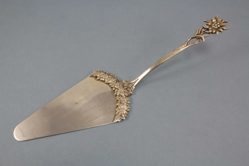 Tortenheber mit Edelweißblüten aus Silber, Silberbesteck, 800er Silber
