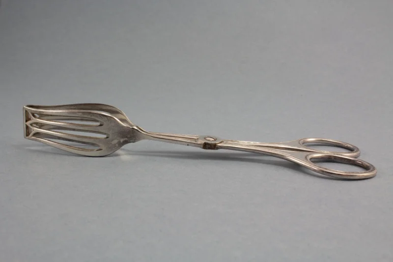 Große versilberte Gebäckzange, Hammerschlag