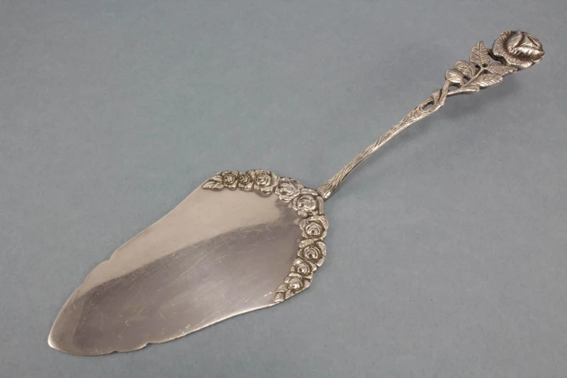 Cake server by Antiko, Hildesheim Rose