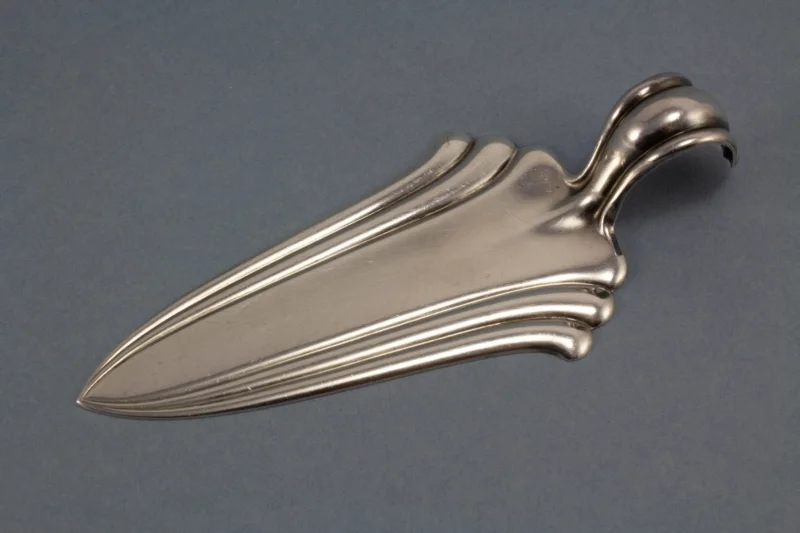 Versilberter Gebäckheber im Jugendstil - Löffelland