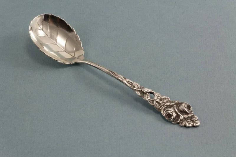 Zierlicher Zuckerlöffel, 800er Silber, Rosenbesteck, Tafelsilber, Hildesheimer Rose - Löffelland